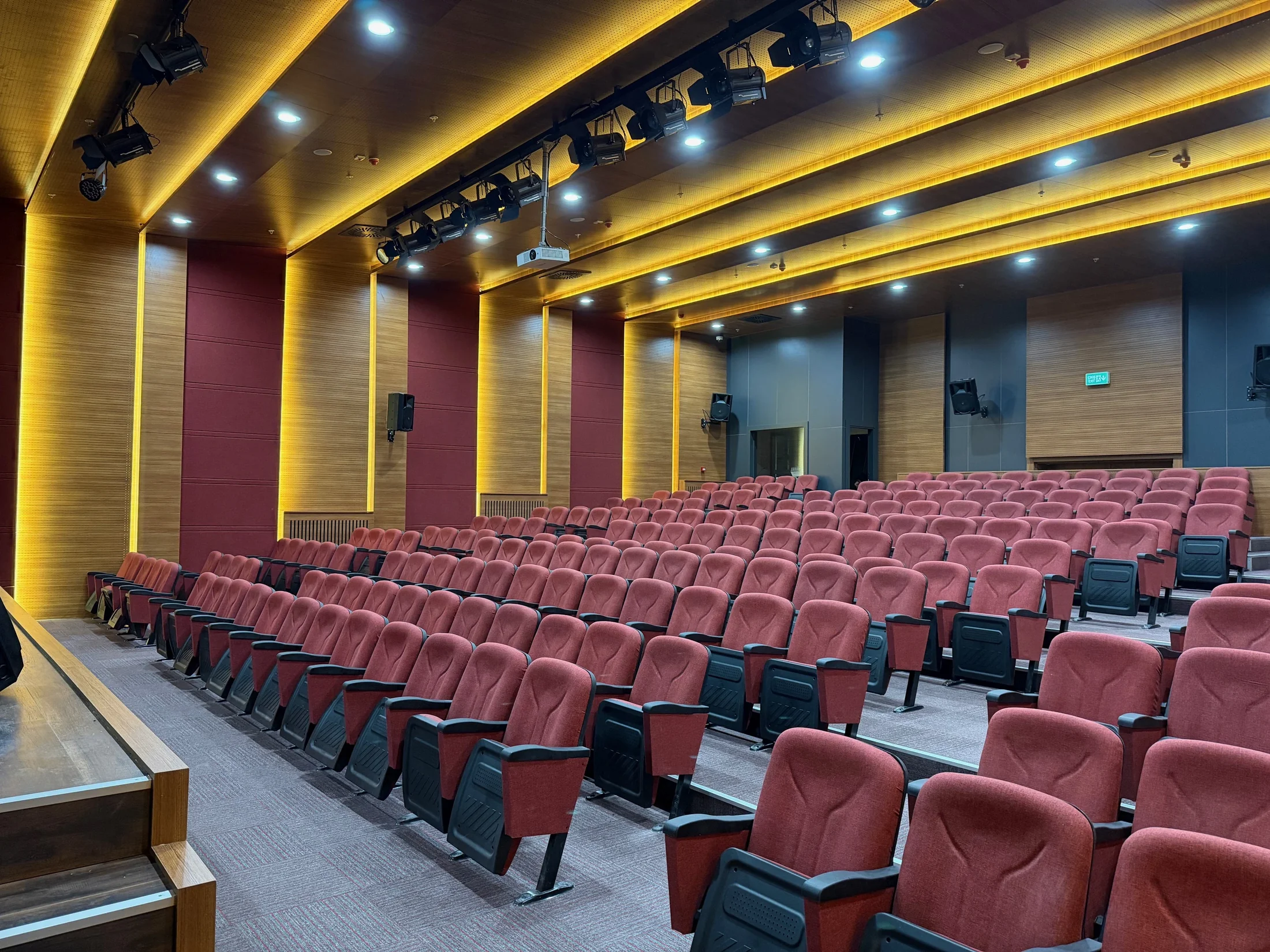 Eti Firuz Kanatlı Mesleki ve Teknik Anadolu Lisesi Konferans Salonu